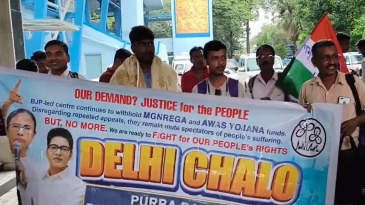 50 buses carrying TMC volunteers start out from Kolkata for Delhi demonstration