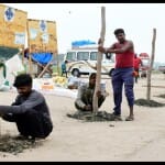 एयरशो के मद्देनजर परेड ग्राउंड में की जा रही बैरिकेडिंग।