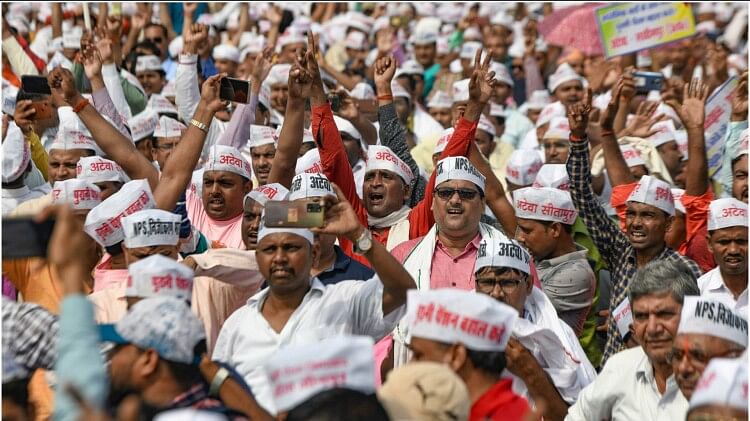 OPS की मांग के शंखनाद से गूंज उठा दिल्ली का रामलीला ग्राउंड, आगे के लिए…-Ramlila Ground of Delhi echoed with the demand of OPS, for further…