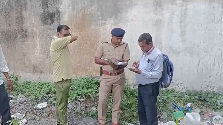 घटनास्थल पर मौजूद पुलिस और मृतका के परिजन