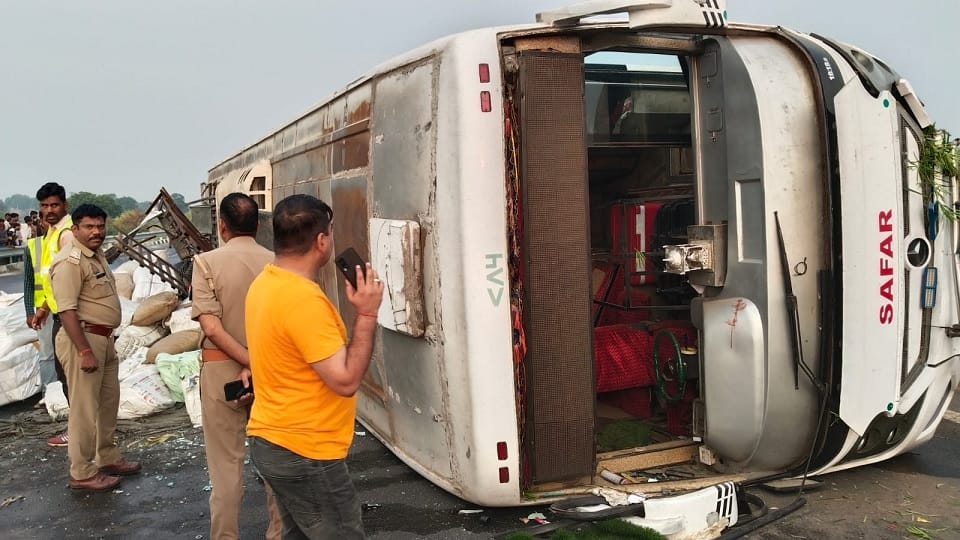 14 people injured when bus overturns on Agra-Lucknow Expressway
