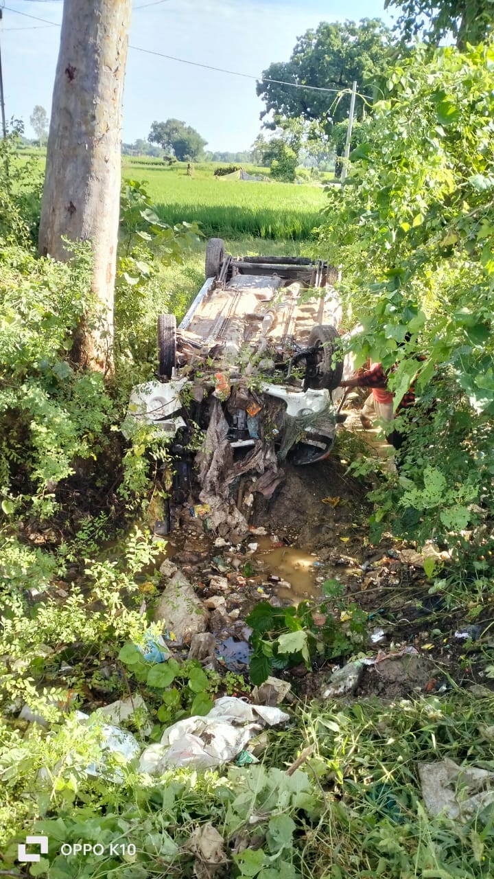 Road accident in Azamgarh: Uncontrolled car overturns in ditch, 9 injured; The reason for the accident came to