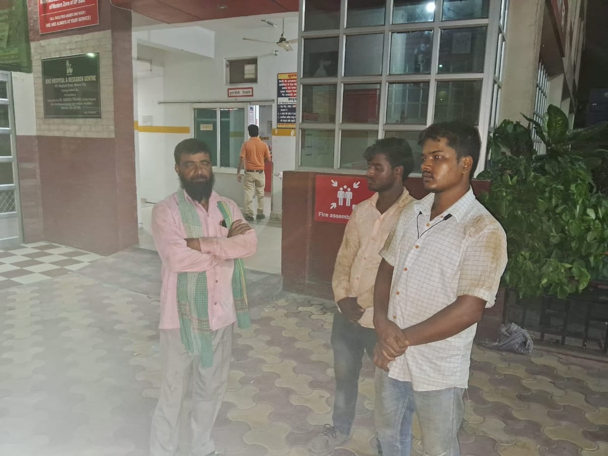 net of rods being built for the pillars of Rapid fell in Meerut, three laborers injured