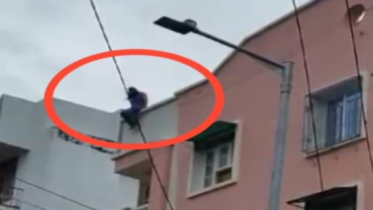 The accused jumped from the roof after seeing the police
