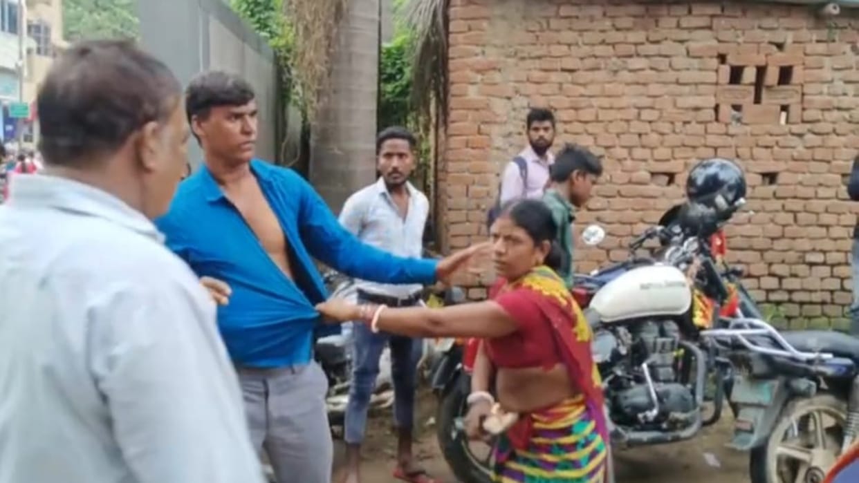 Bihar Wife beats husband with slippers in middle of road in Nalanda