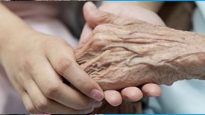 World Elderly Day When the son left, the grandchildren became the support of the grandparents