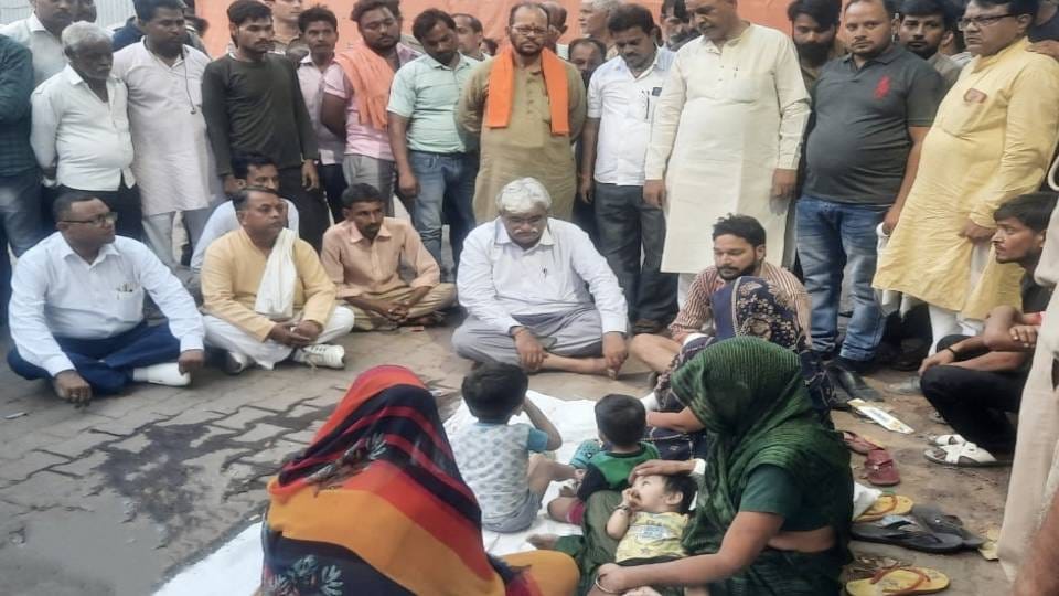 women sat on dharna carrying dead body of child  After postmortem in Firozabad and demonstrated