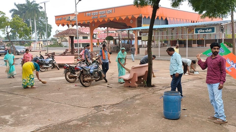गंगा मैया मंदिर परिसर में की गई सफाई