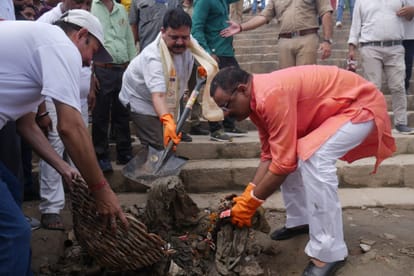 wachhata Hi Seva Campaign: Minister, Mayor and Police Commissioner seen sweeping