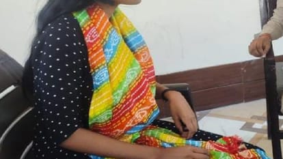 Girlfriend sitting outside the house to marry her boyfriend in Bareilly