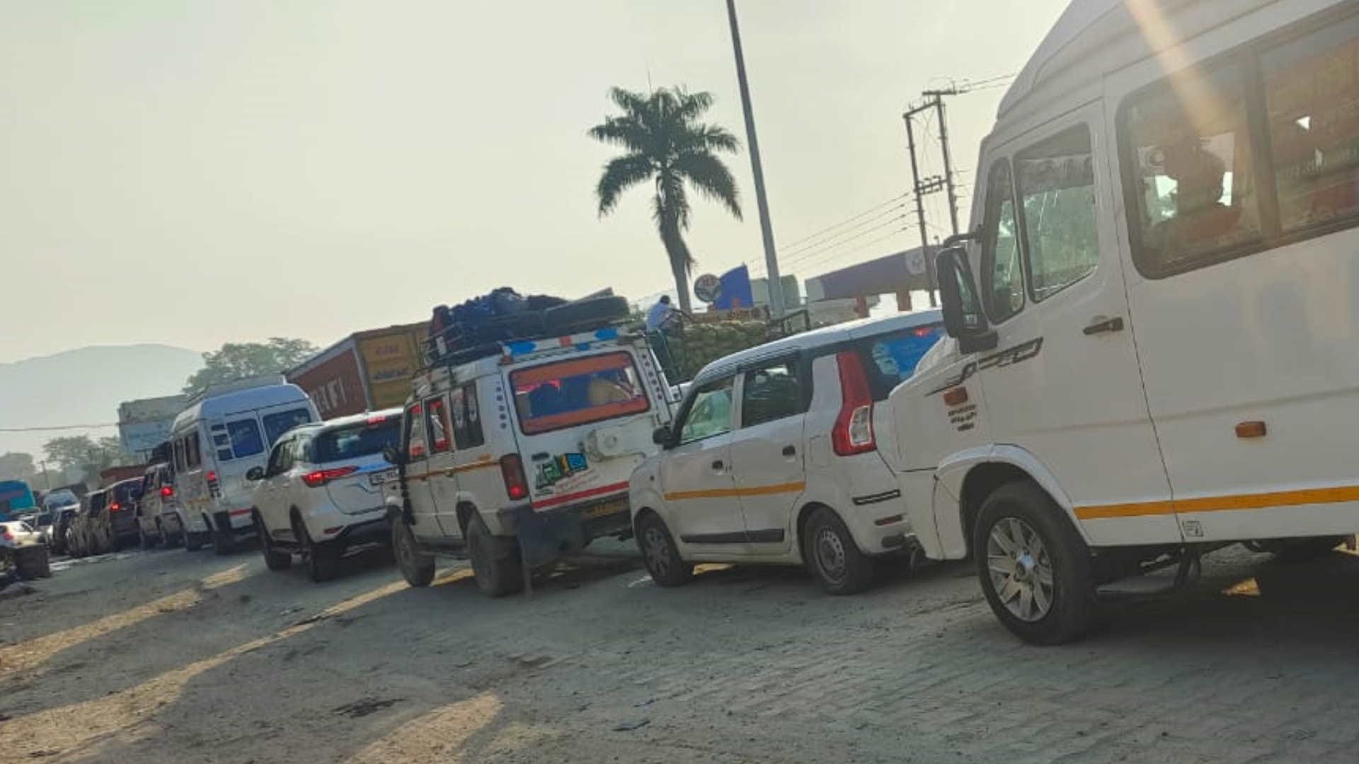 Tourist Crowd gathered on weekends traffic system disrupted Rishikesh Mussoorie haridwar Uttarakhand news
