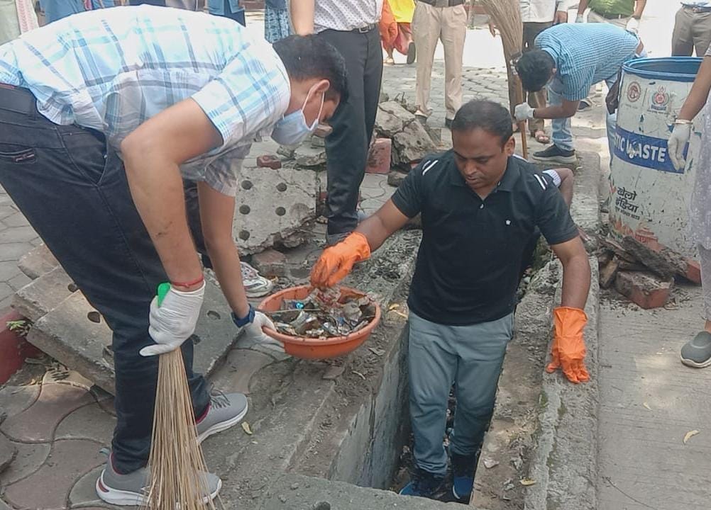 From officers to common people took to the streets with brooms in the cleanest city of the country.