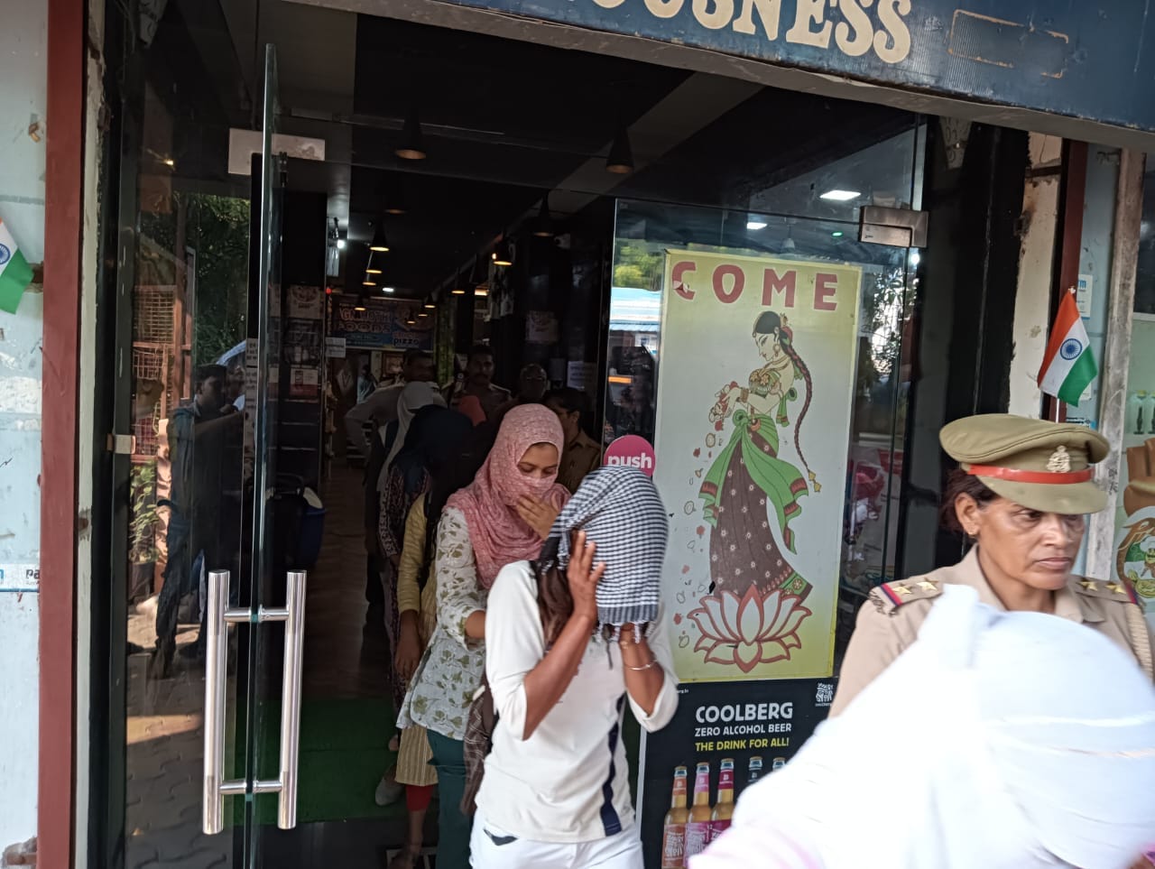 Prostitution busted in Pizza House,The operator used to say I will buy such a guest house
