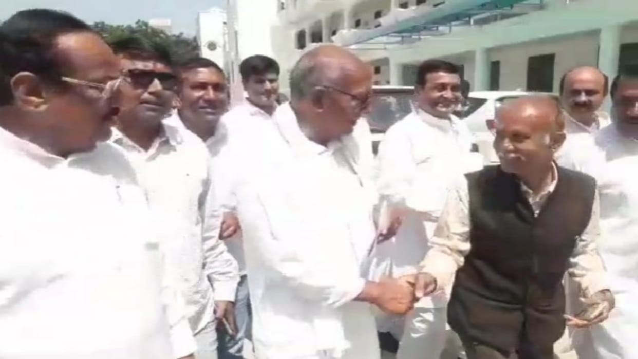 MP Election: Digvijay reached Mohan Kheda before Priyanka Gandhi's visit; Says king sold, tribal did not sell