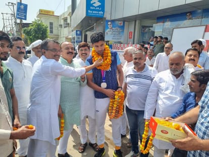 बागपत: एशियन गेम्स में पदक जीतकर लौटे नीरज का जोरदार स्वागत, जश्न का माहौल, बांटी मिठाइयां Baghpat: Neeraj returned after winning medal in Asian Games, warm welcome, celebratory atmosphere