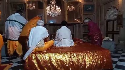 Gwalior: देवघर में बाबा मंसूर शाह की पारंपरिक पूजा करने पहुंचे मंत्री सिंधिया, फूल गिरते ही मिलता है आशीष Gwalior News: Minister Scindia arrived in Deoghar to perform traditional worship of Baba Mansoor Shah