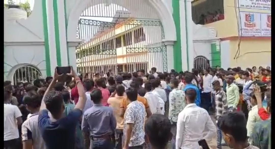 Bihar: Uproar in Begusarai among the candidates who arrived late to take constable recruitment exam