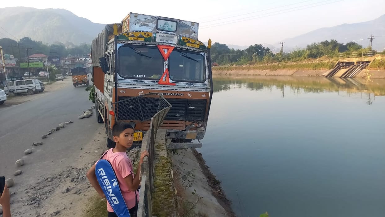 Truck accident near Bsl canal  sundernagar Mandi