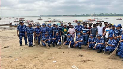 संगम तट पर सफाई अभियान चलाते आरएएफ के जवान और एमएनएनआईटी के छात्र।