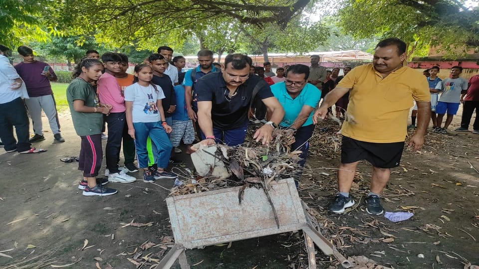 Minister Sanjay Singh Gangwar started the cleanliness campaign in Pilibhit