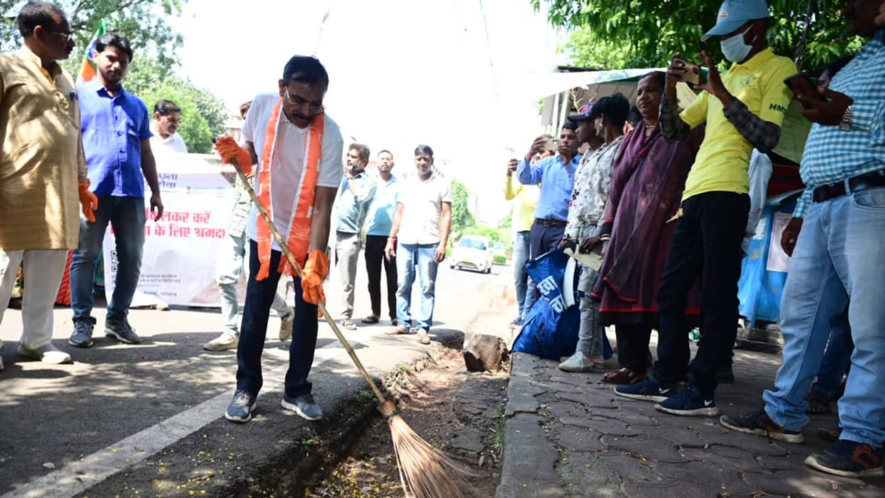 MP News: CM used broom in Bhopal Haat, said Rahul Gandhi also walks with a wheeled suitcase on his head