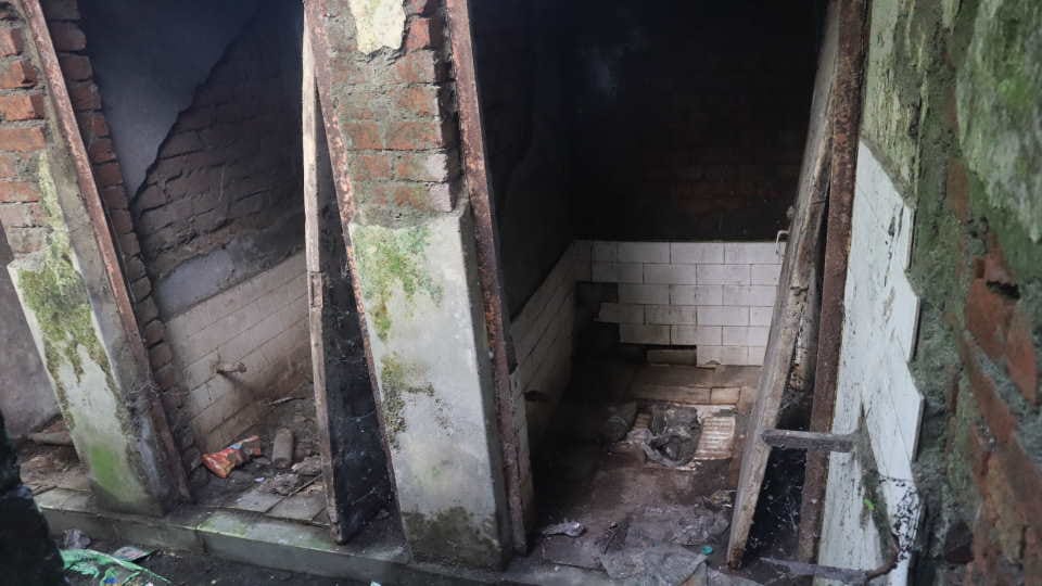 Dehradun News Not even public toilet on VVIP Rajpur Road rather