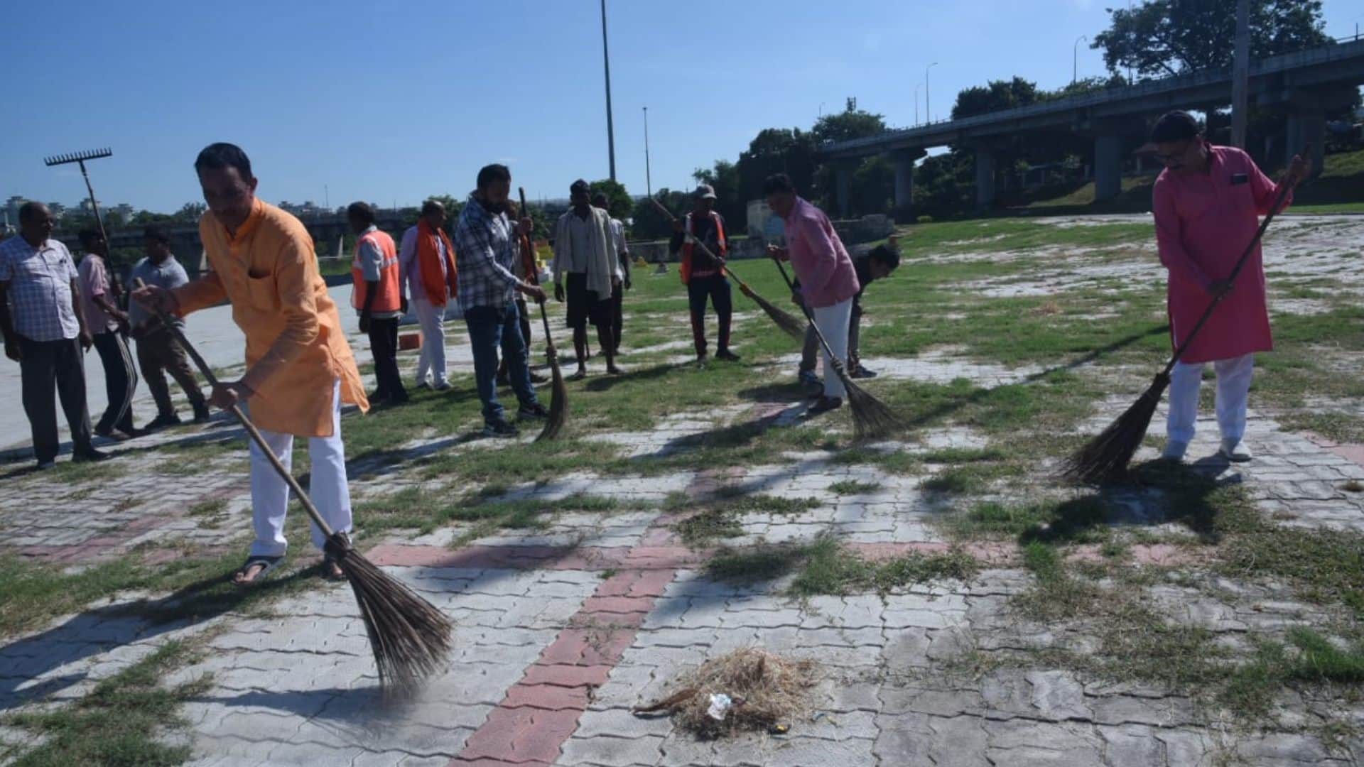 Deputy CM, Mayor and MLA-officers gave message of Swachchta hi Seva.