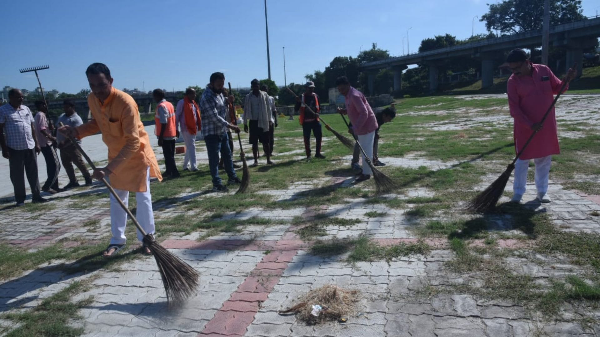 Deputy CM, Mayor and MLA-officers gave message of Swachchta hi Seva.