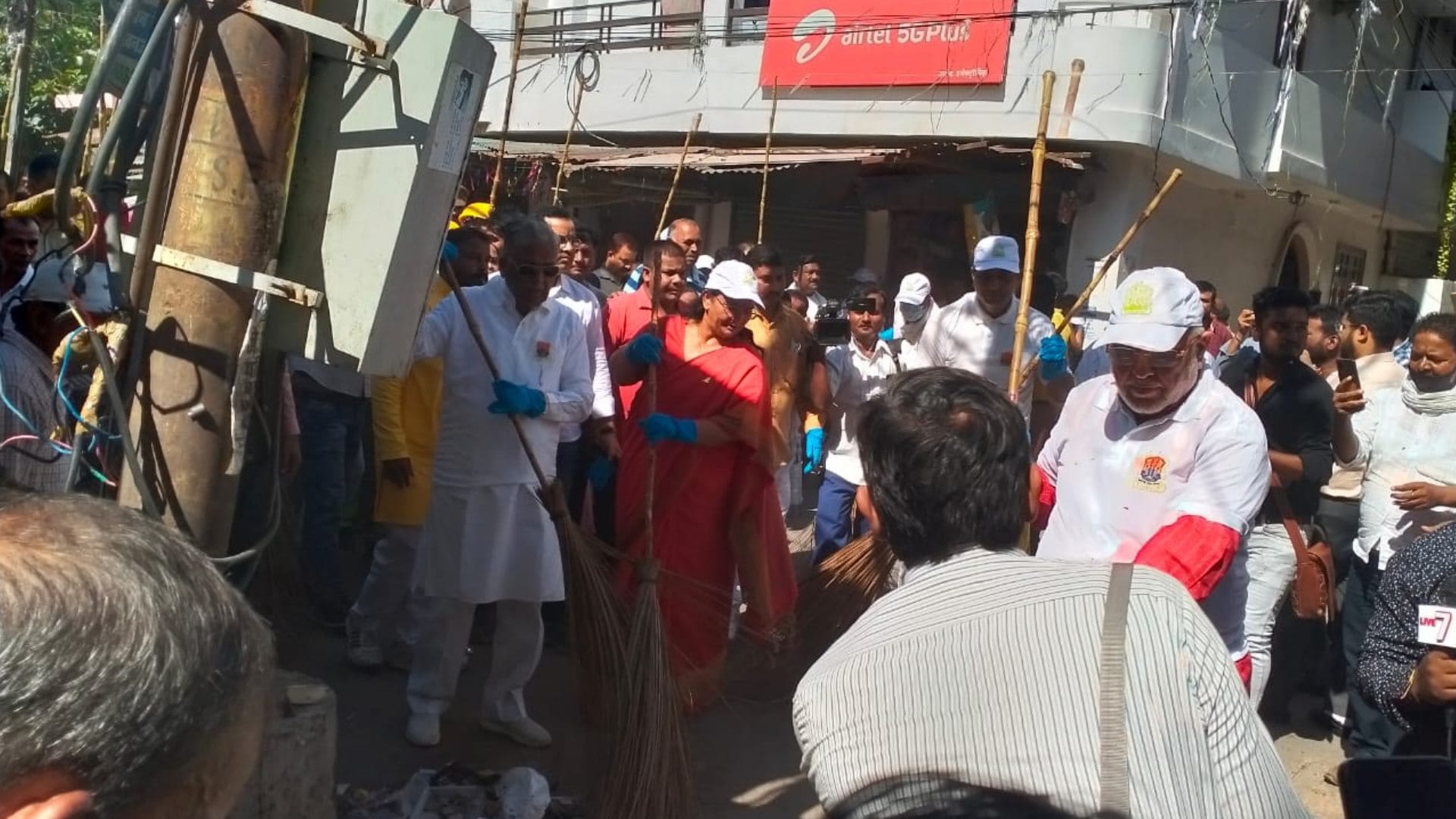 Deputy CM, Mayor and MLA-officers gave message of Swachchta hi Seva.