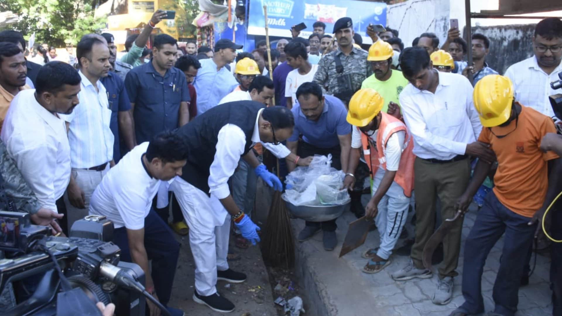 Deputy CM, Mayor and MLA-officers gave message of Swachchta hi Seva.