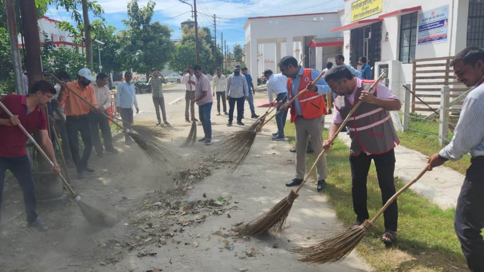 Deputy CM, Mayor and MLA-officers gave message of Swachchta hi Seva.