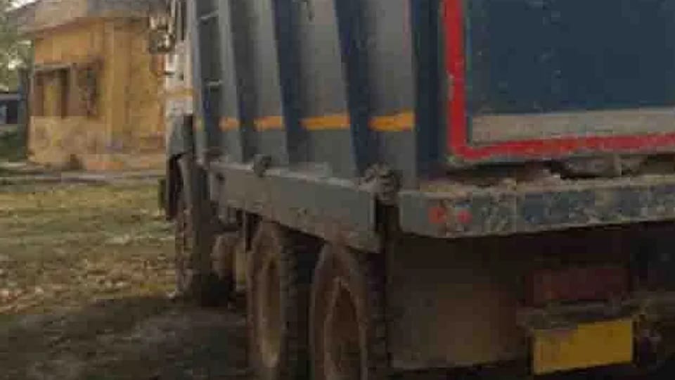 Mafia kidnapped home guard and took away the dumper loaded with minerals in bajpur