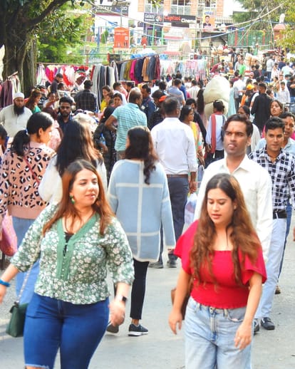 वीकेंड पर सैलानी