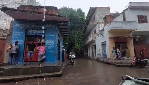 Heavy rain in Varanasi: relief from humidity but problems increased due to waterlogging on roads