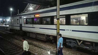 UP: वाराणसी से दिल्ली जा रही वंदे भारत एक्सप्रेस की ब्रेक बाइंडिंग हुई जाम, हो गई खड़ी; यात्रियों में अफरातफरी Vande Bharat Express going from Varanasi to Delhi stopped at Shikohabad station due to brake binding jam