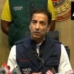 आतंकियों की गिरफ्तारी के बाद जानकारी देते दिल्ली पुलिस के स्पेशल सेल के अधिकारी