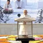 गांधी जयंती पर राजघाट पहुंचे पीएम मोदी।