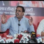 प्रेस कॉन्फ्रेंस लेते बीेजेपी नेता राजेश मूणत