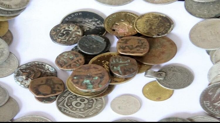 चांदनी चौक में बिक रहे हैं मगलकाल और तुगलक काल के सिक्के...