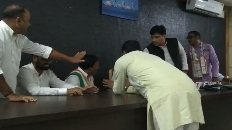 Mungeli: 'भरोसे की यात्रा' में कांग्रेसियों में दिखी गुटबाजी, कुर्सी को लेकर दो नेताओं के बीच जमकर विवाद