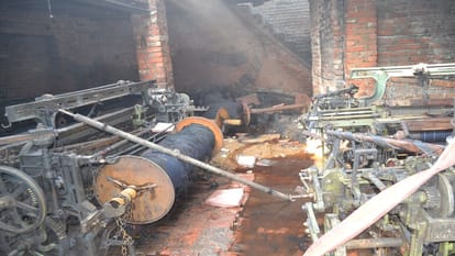 Hathras News: शॉर्ट सर्किट से गलीचा फैक्ट्री में लगी आग, लाखों का सामान जलकर हुआ खाक Fire in carpet factory due to short circuit