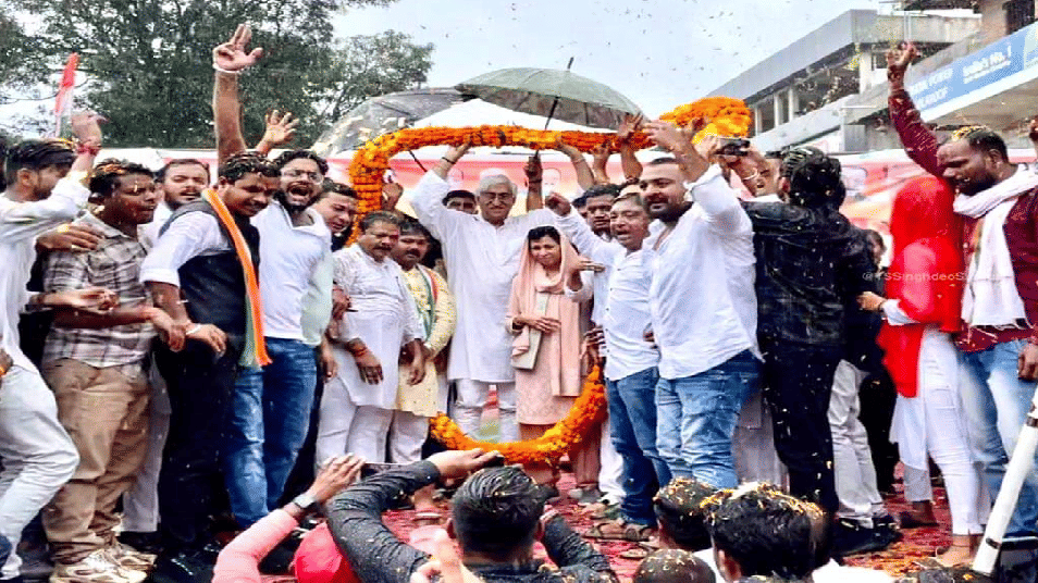 CG Election 2023 Congress Bharosa Yatra taken out in rain in Ambikapur