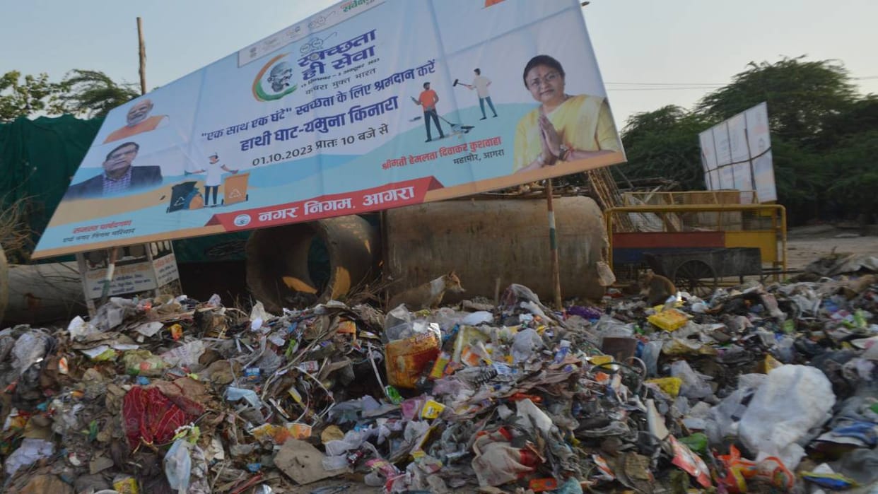 Minister Mayor and officers left garbage there after sweeping at Hathighat in Agra