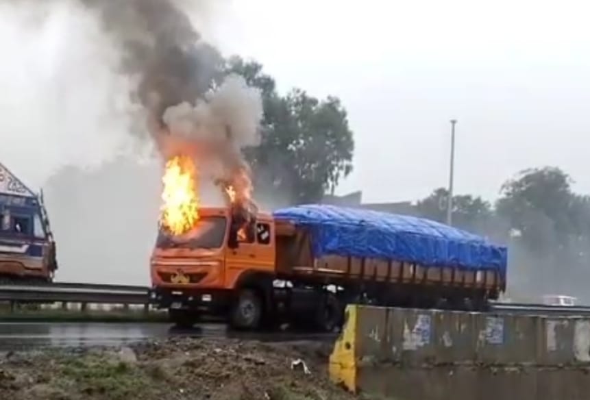 truck caught fire while moving on National Highway in chandauli driver saved his life by jumping