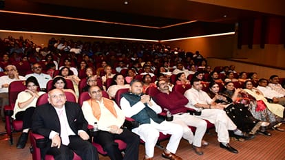 In the triveni of Sur-Lay-Taal, Sangam city evening, doctors recited many songs.