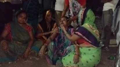 Lakhimpur Kheri: अस्पताल में जच्चा-बच्चा की मौत, डॉक्टर पर लापरवाही का आरोप, परिजनों ने किया हंगामा family created ruckus after the death of mother and child in the hospital