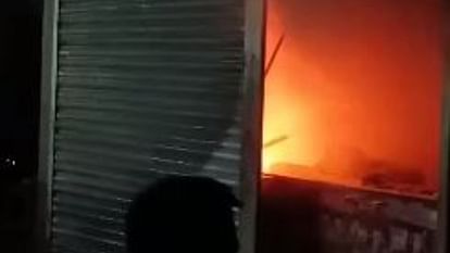 Gwalior News: ग्वालियर में देर रात ऑयल फैक्टरी में लगी आग, दमकल की कई गाड़ियां मौके पर मौजूद massive fire at oil factory in Bhatapara industrial area of Gwalior