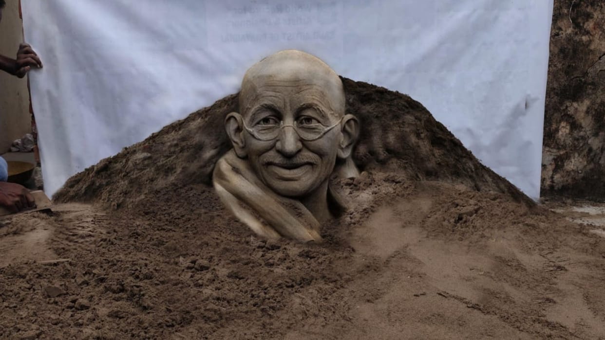 Gandhi Jayanti: Remembered Mahatma Gandhi by making sand art