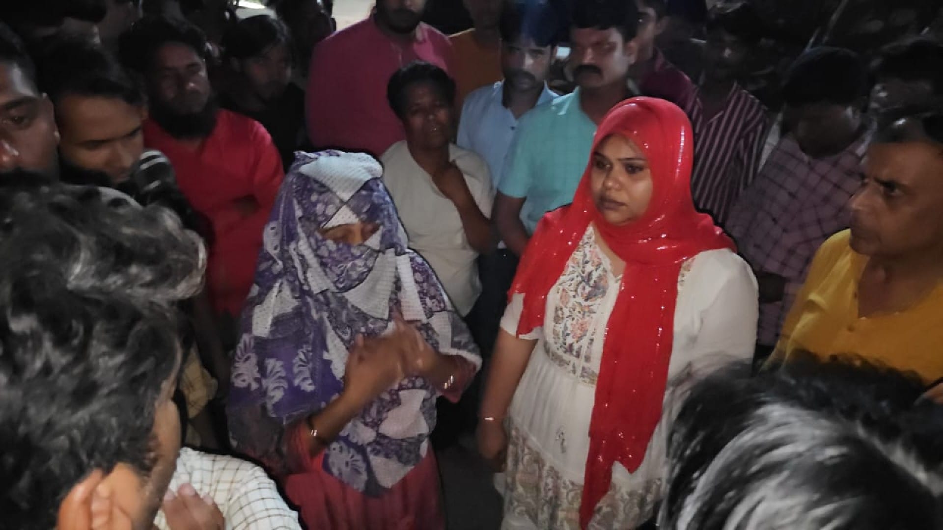 घटनास्थल पर मौजूद कैदी के परिजन