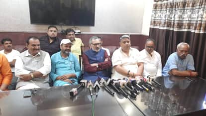 प्रेसवार्ता के दौरान भाजपा के वरिष्ठ नेता गिरिराज सिंह व अन्य